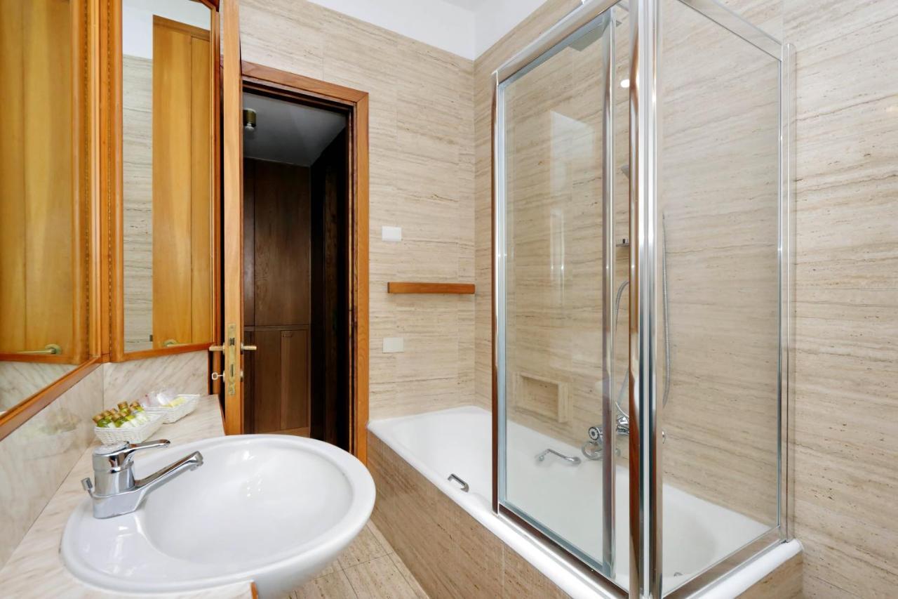 Frattina Family Romantic Superior Suite Buitenkant foto